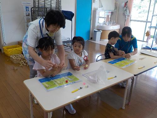 栄養士による4歳児の栄養教育は箸の持ち方でした