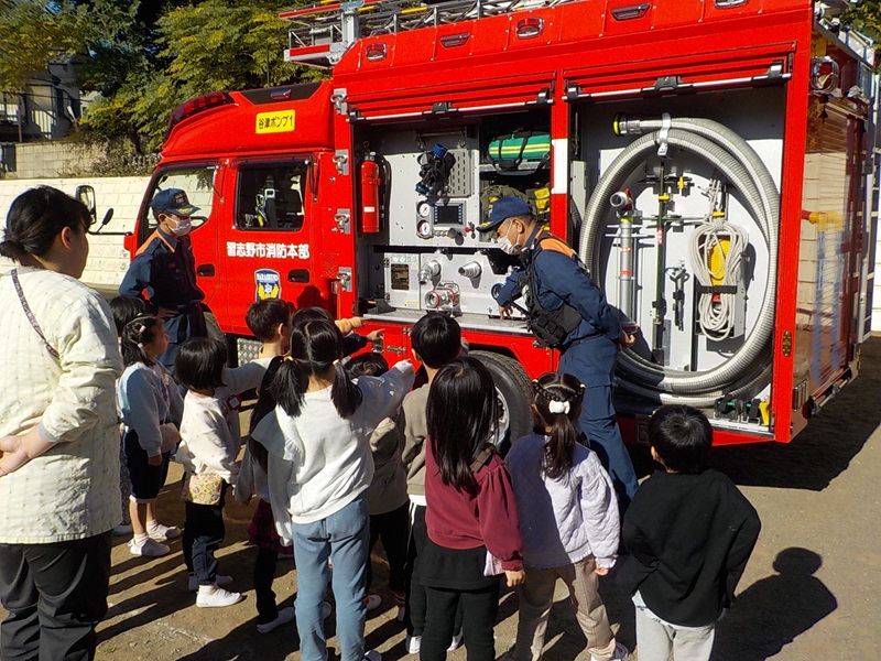 消防車の中を見せていただいているところです。