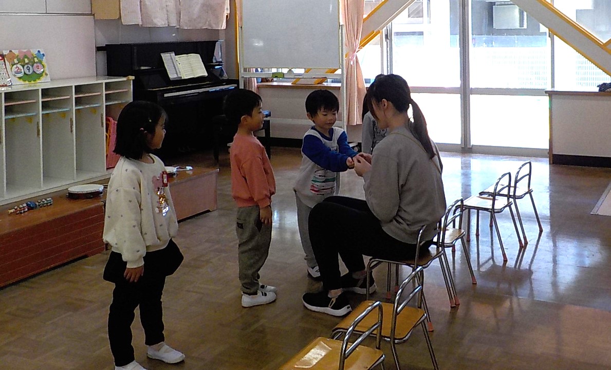 手作り玩具のプレゼントをどのように渡そうかみんなで試しているところです。