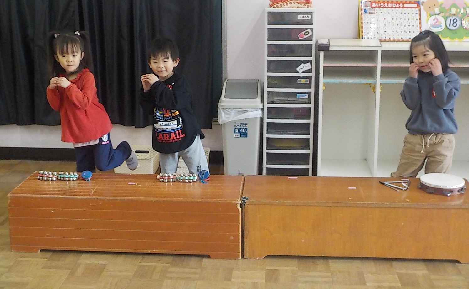 年少組が来年度入園する親子の前で合奏と言葉を披露しています。