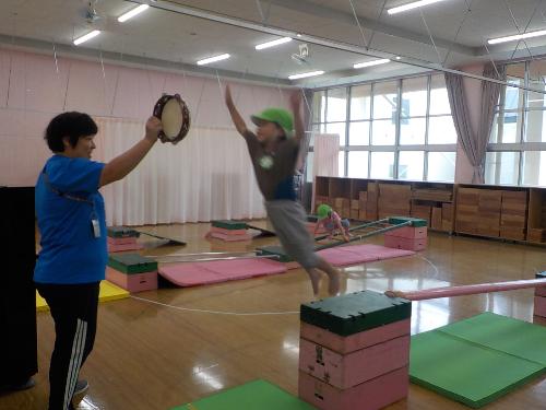 60センチのこうぎだいからジャンプしてタンバリンにタッチ