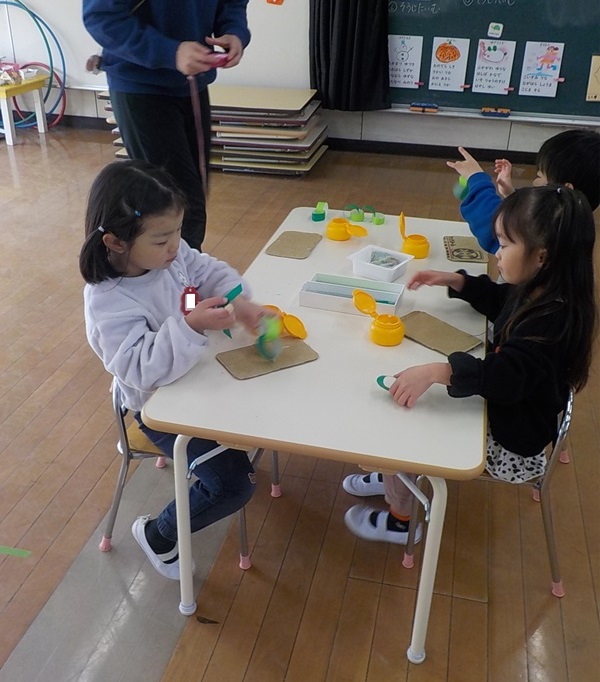 年長組の卒園式に向けて輪飾りをつくています。