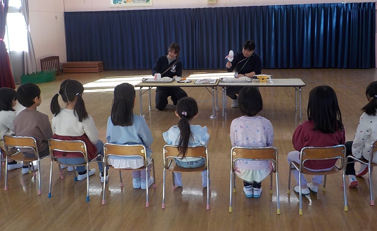 鏡開きの様子です。教師がひらいた後、こども達全員でひらきました。