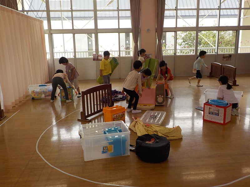 「楽しんでくれるといいな」と子育てふれあい広場の遊び場を5歳児が設定しています。