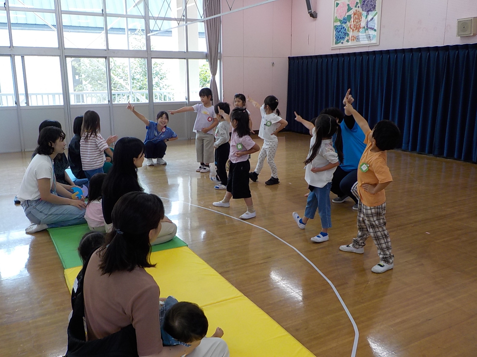 子育てふれあい広場でダンスを披露しています