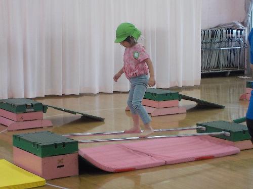 2本の棒の上を裸足で渡っている様子