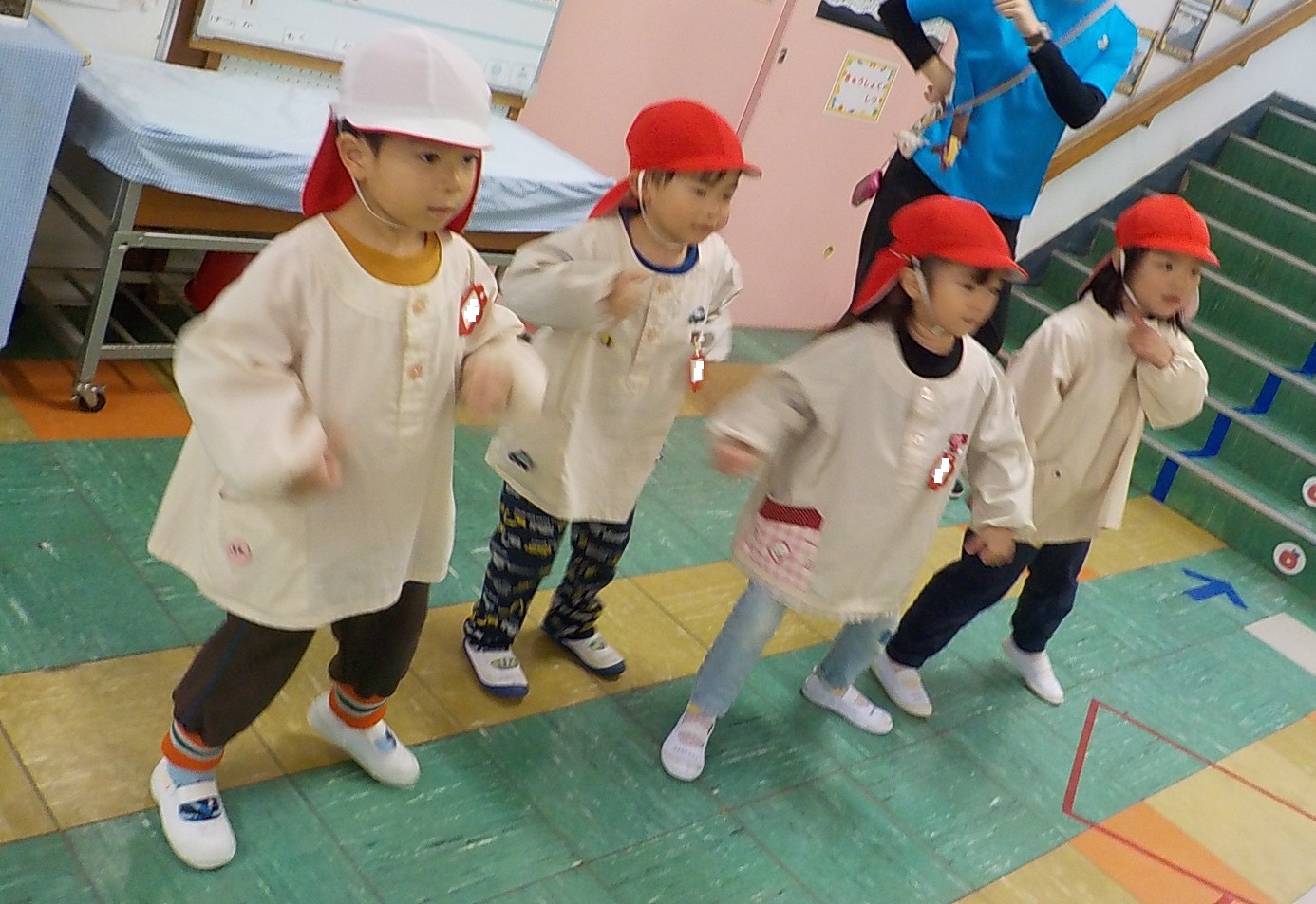 年少組が屋敷幼稚園でダンスを教えてもらっているところです。