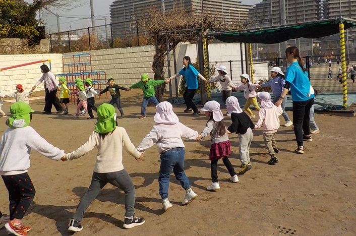 みんなで手をつなぎ、♪誕生月なかま♪を踊っています。