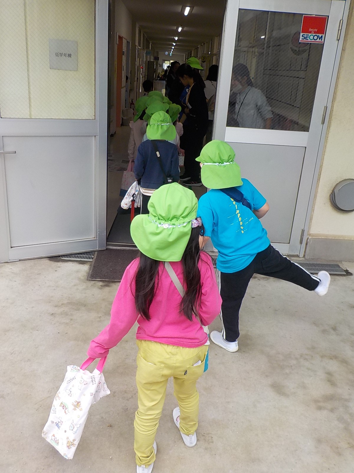 隣接する谷津小学校1年生との交流に、「今日は何をするのかな」とドキドキワクワクしながら向かっています。