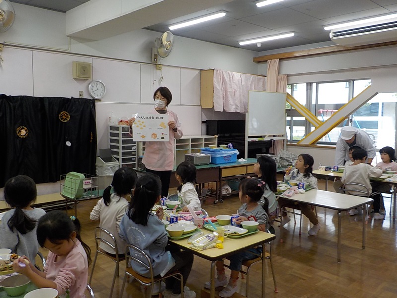 給食センター栄養士が来園し、食べ物やメニューなど食にまつわる話をしてくれます。