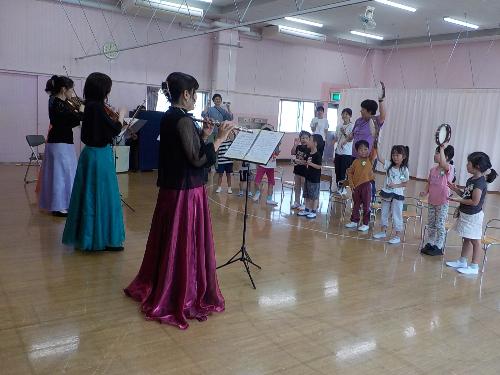 お楽しみ会で演奏を聞いている様子