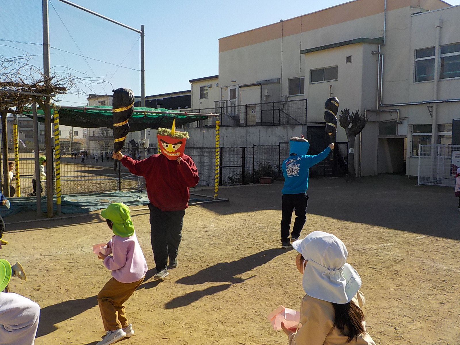 豆まきの様子です。隣の谷津小学校の先生が鬼となって幼稚園に来てくださいました。