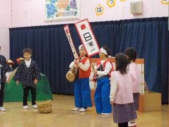 日本一と書かれた旗を持った桃太郎の衣装を着た子供たちの写真