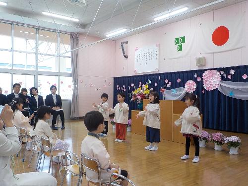 入園式で年長組が歌を披露しています