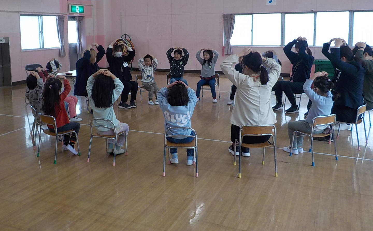 冨田先生の真似っこをして遊んでいます。