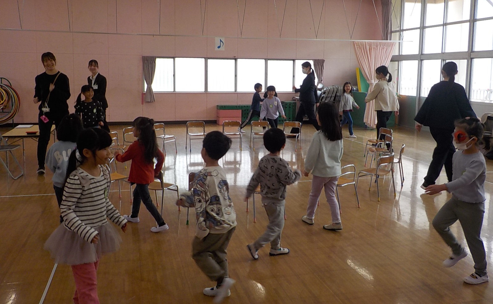 ピアノの音に合わせて歩き、音が止まったら止まる遊びです。