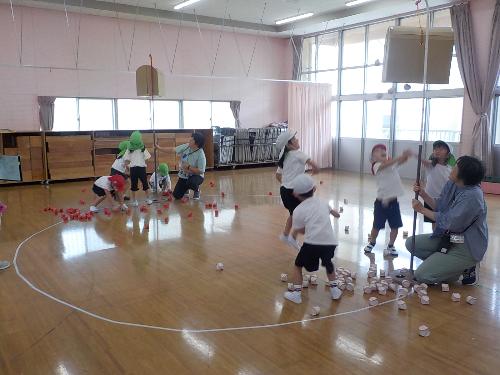 くす玉わりを楽しむ様子