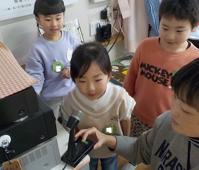 今日の献立をみんなで放送しています。