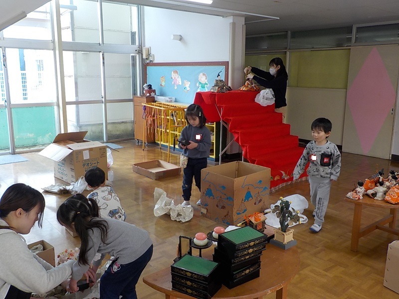 お雛様を片付けているところです。