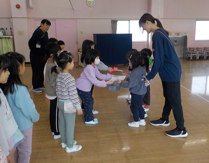 年長組がこれまでお世話をしていたかめの道具を年少組に手渡しています。