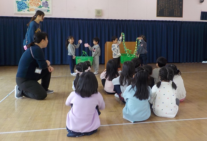 年少組から卒園する年長組へクラスカラーの輪飾りをプレゼントしました。