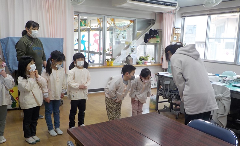 職員室にこれまでのお礼を伝えに来てくれています。