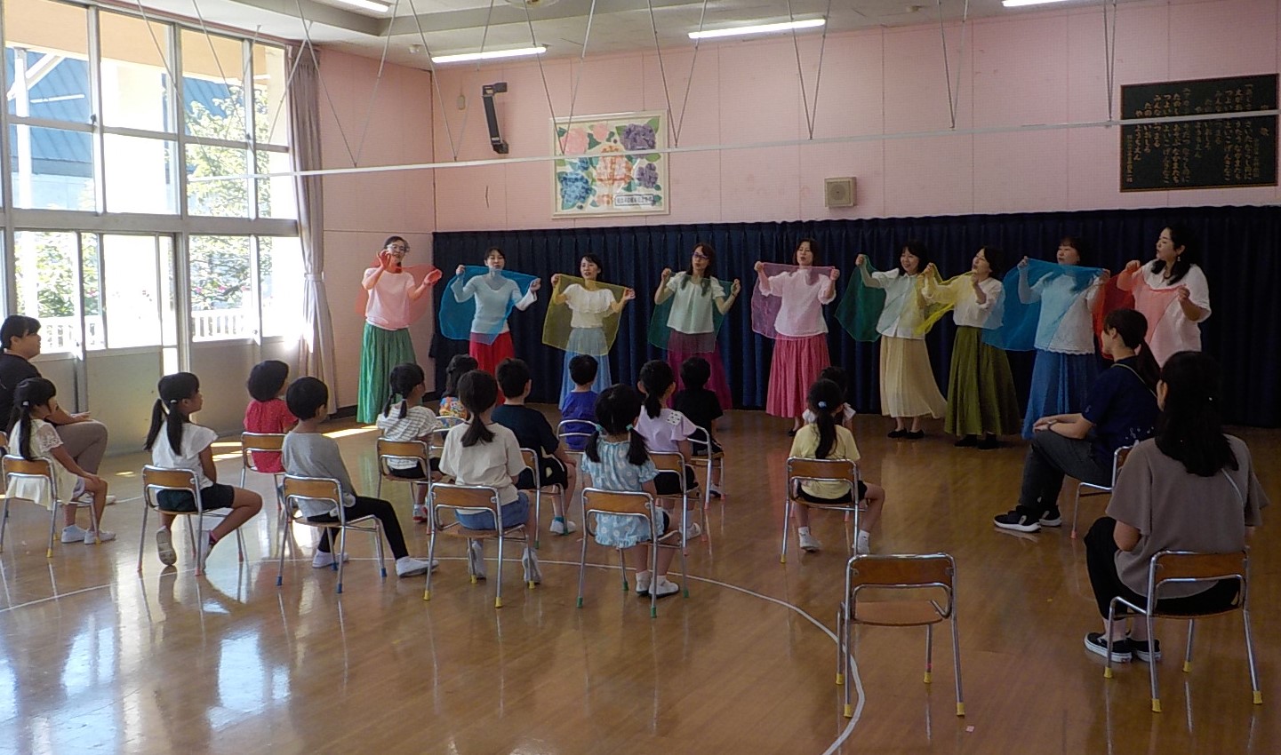 ママペラーズ（谷津幼稚園卒園のお子様がいらっしゃるお母様たちで結成）さんが来園し、素敵な歌声を聴かせてくださいました。
