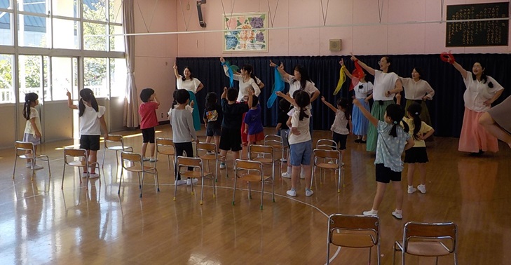 最後の曲では、園児も一緒にダンスで参加させていただきました。