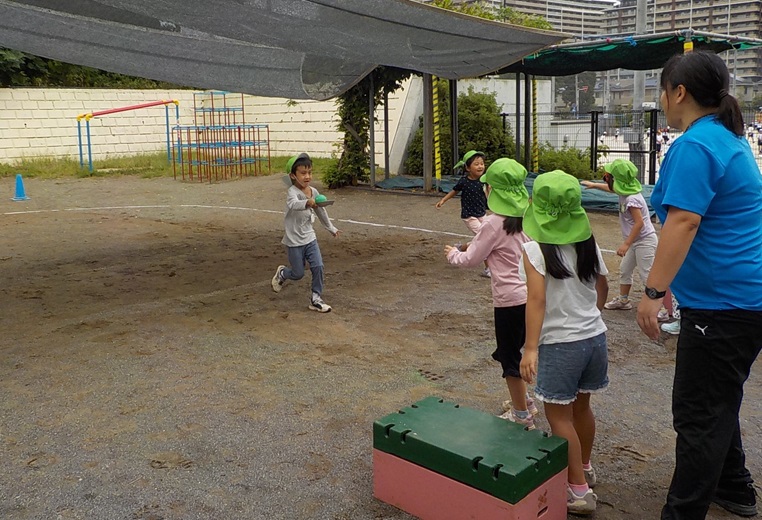 浅めの鍋にボールをいれて、「バランスを保ちながら折り返しリレーをしています。