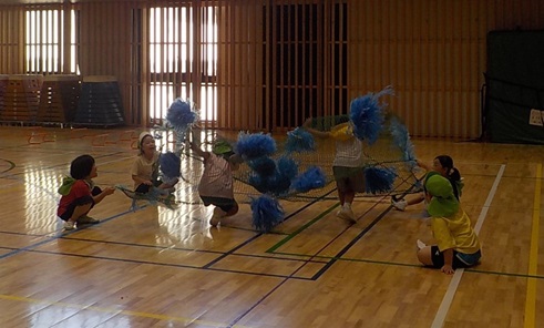 谷津小学校の体育館をお借りして、編みくぐりを楽しんでいます。