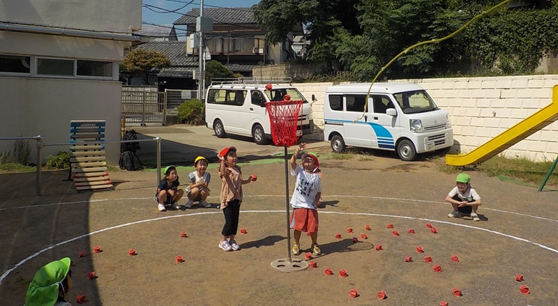 年少組玉入れをしています。