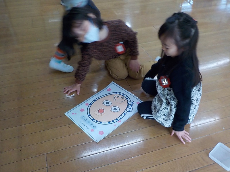 お正月遊びでふくわらいをしているところです。面白い顔ができ、大笑いしています。