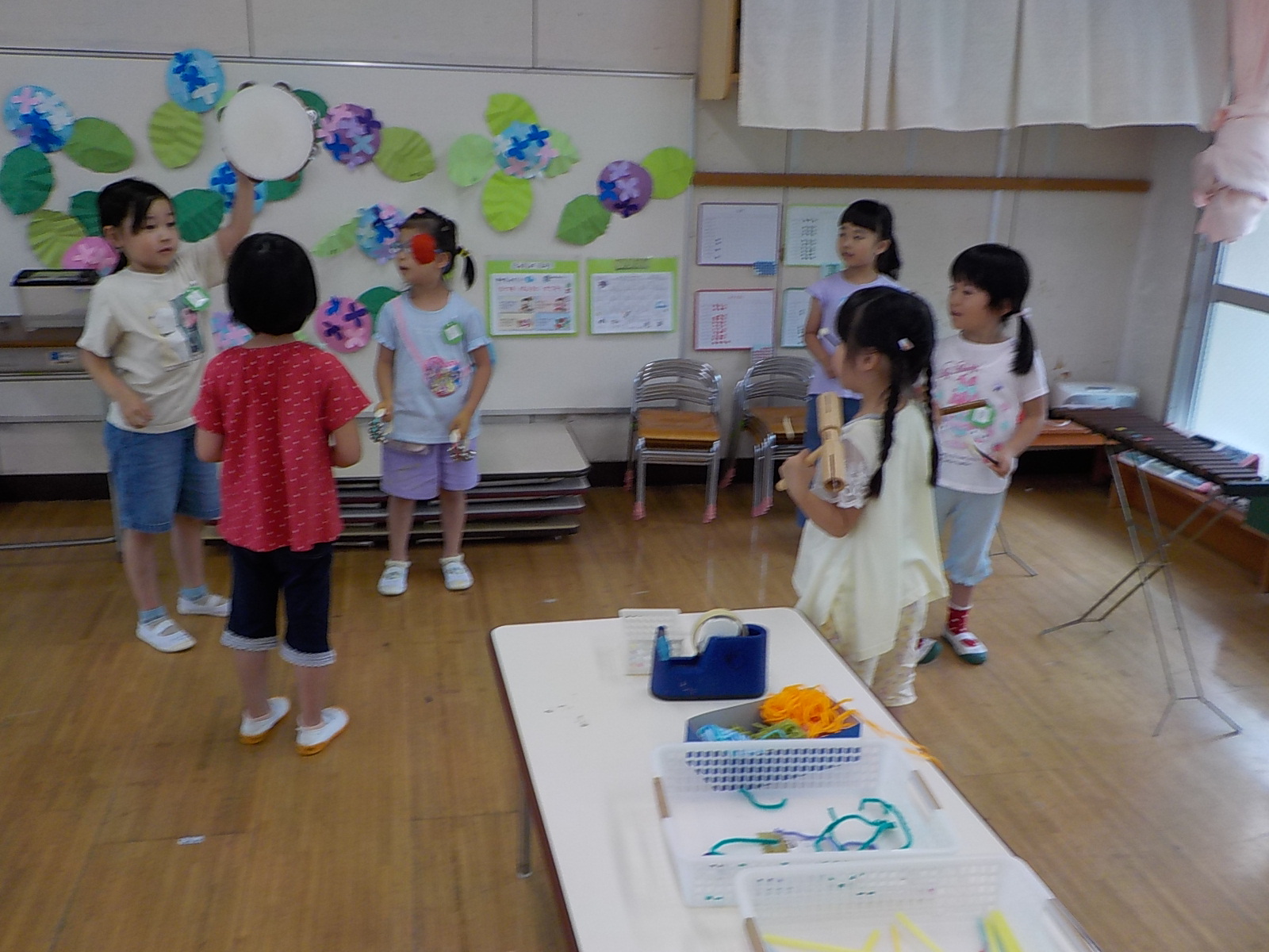 いろいろな楽器を使って、どのように奏しようか思いを出し合っています。