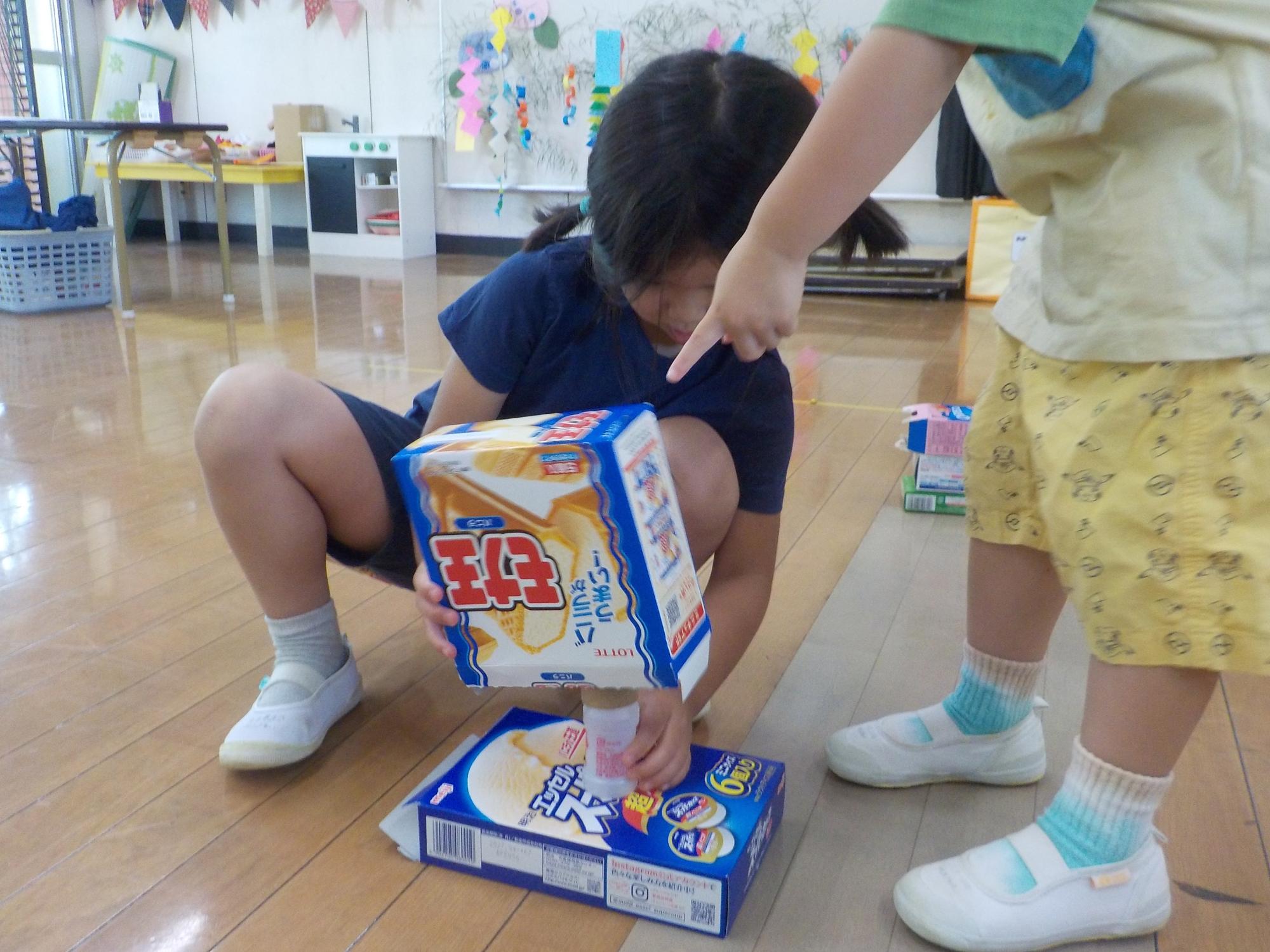 空き箱と乳酸菌飲料容器をくっつけたく思考錯誤しています。