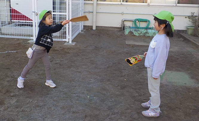 お正月遊びで羽つきをしているところです。