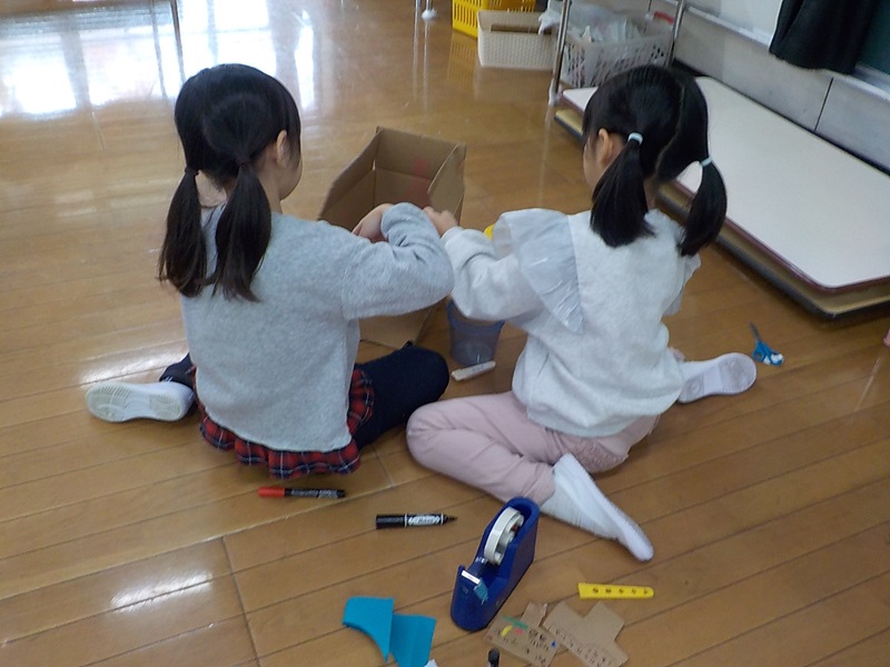 ヒヤシンス栽培の部屋作るため、ダンボールを切っています。