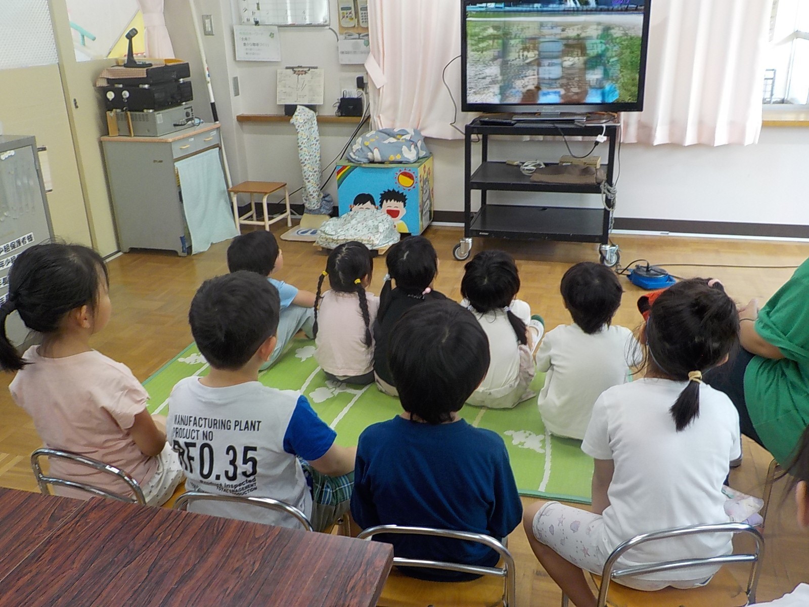 屋敷幼稚園の年長組から一緒に遊ぼうとビデオレターでお誘いを受けました。