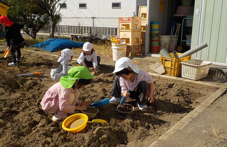 いろいろな幼稚園の友達と砂場遊びを楽しみました。