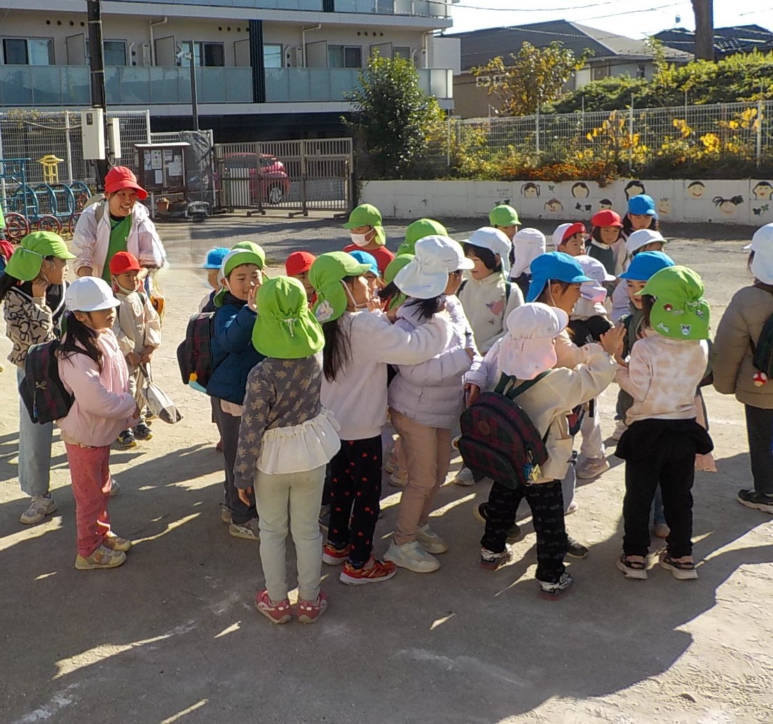 帰りの様子です。名前を覚えた友達や一緒に遊んだ友達と「またね」とお別れしています。