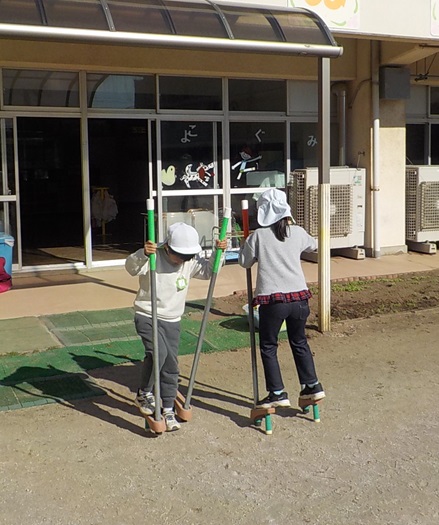 竹馬に挑戦しています。