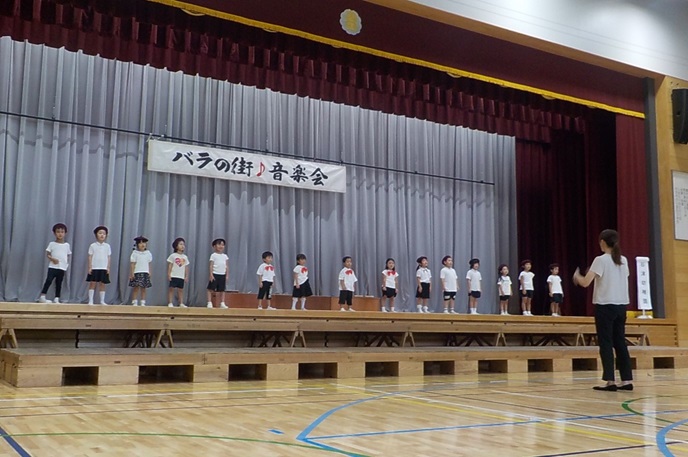 谷津小学校体育館でバラの街♪音楽会に出演しました。