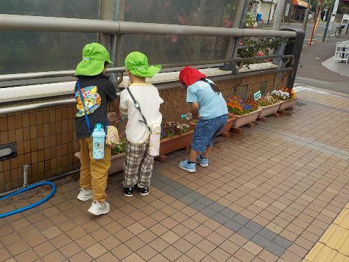 谷津駅の花に水やりをしている様子