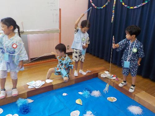 魚釣りごっこをしています
