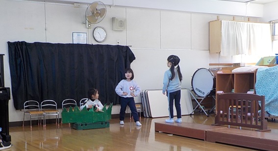 「3ひきのやぎのがらがらどん」のお話で表現あそびをしているところです。