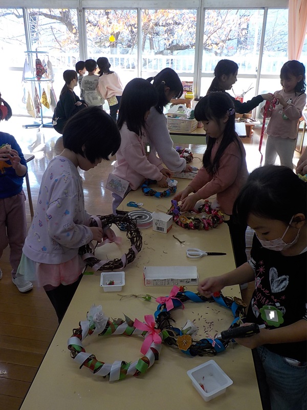 年長組が自分たちで育てたさつまいもの弦を使って、リースを作っています。