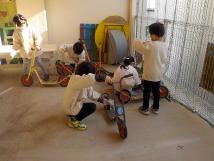 自転車やキックボードを掃除している子供たちの写真