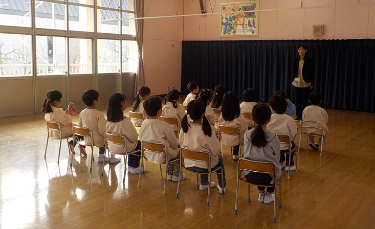 終業式は遊戯室で行いました。姿勢良く園長先生の話を聞いています。