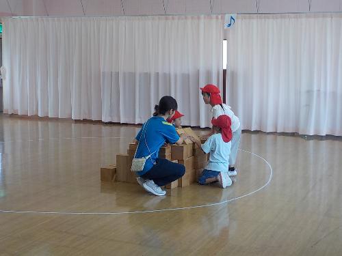 遊戯室で積み木をつかって遊んでいる様子です