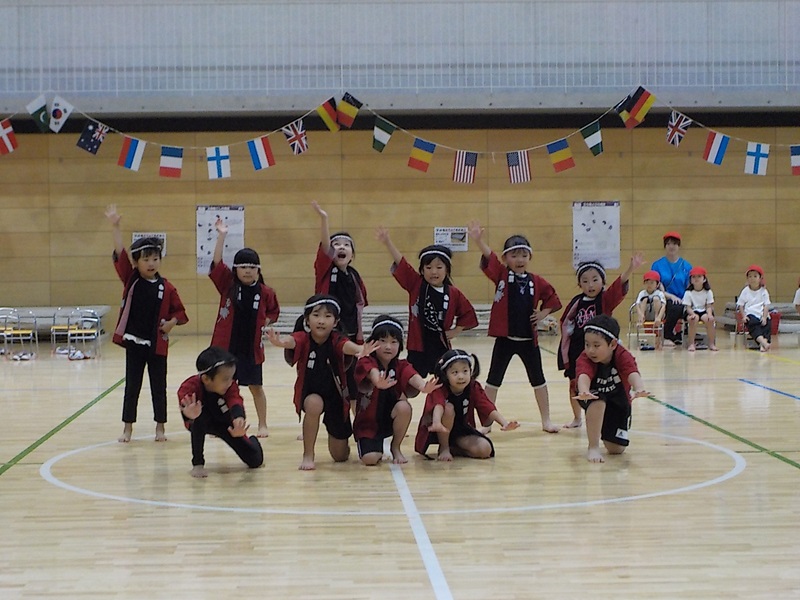 運動会ダンスで最後のポーズをきめている5歳児