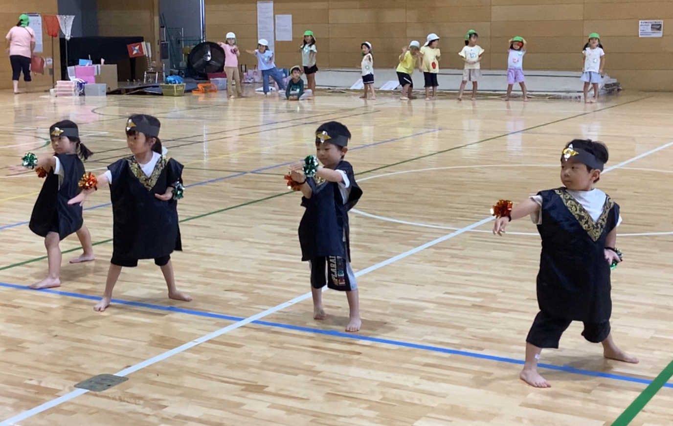 運動会ダンスで最後のポーズをきめている4歳児